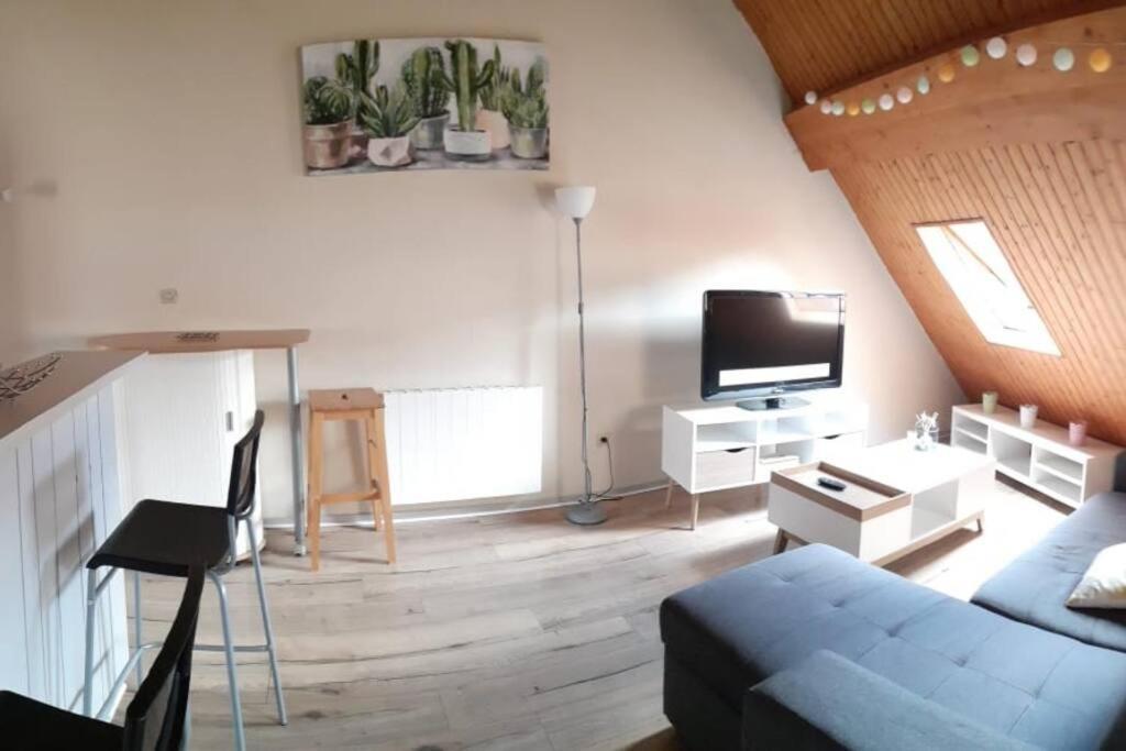 Duplex Au Centre Ville, Dans Cour Interieure Calme Dole Exterior photo